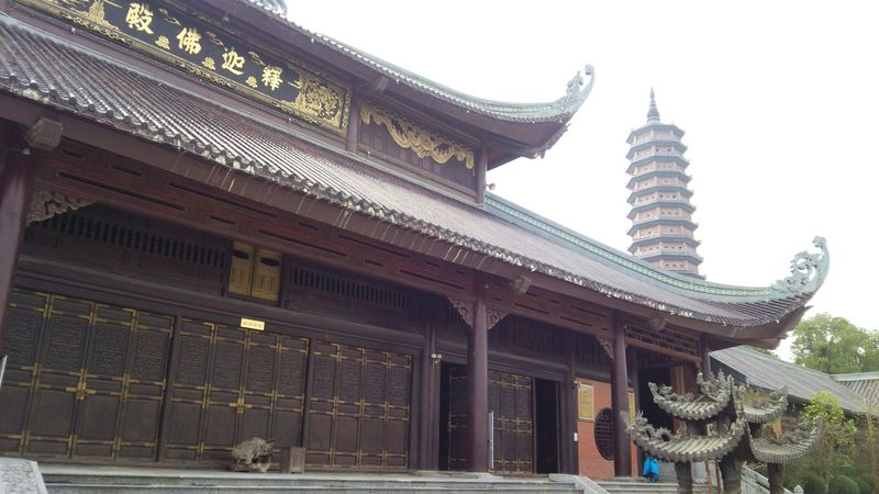 羅漢像500体 36トンの釣鐘 ベトナムの巨大寺院 バイディン寺 ベトナム Lineトラベルjp 旅行ガイド