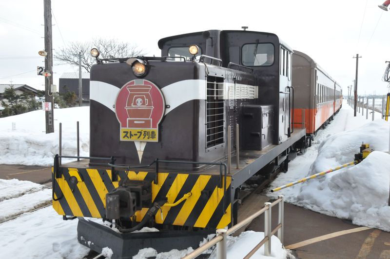 ダルマストーブで焼いたスルメを食べながら楽しむ雪景色、冬の風物詩