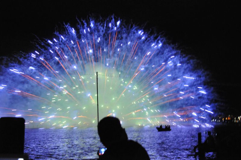 打上数国内最多、４万発の花火が彩る諏訪湖祭湖上花火大会は、花火