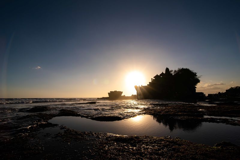 海に浮かぶバリ島の絶景「タナロット寺院」 | インドネシア | トラベル