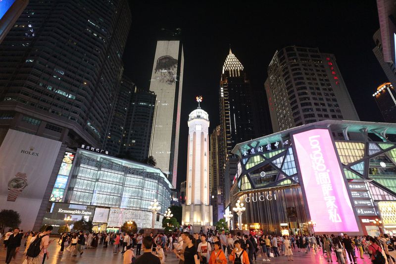 73階から大都会中国 重慶 の高層ビル群を見下ろせる展望台があった 中国 Lineトラベルjp 旅行ガイド