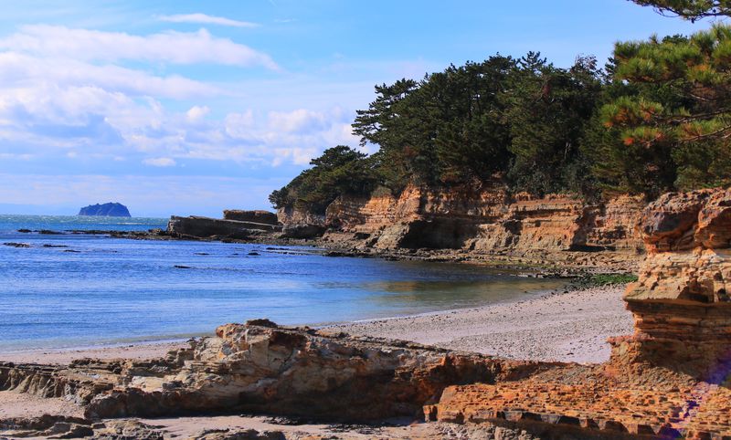 浜辺に佇むベッドも 愛知県 佐久島 は絶景とアートの連続 愛知県 Lineトラベルjp 旅行ガイド