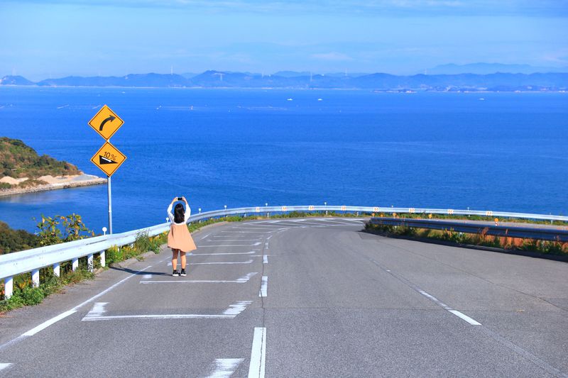 瀬戸内海屈指 香川県豊島 海へ飛び込む道 が凄い 香川県 Lineトラベルjp 旅行ガイド