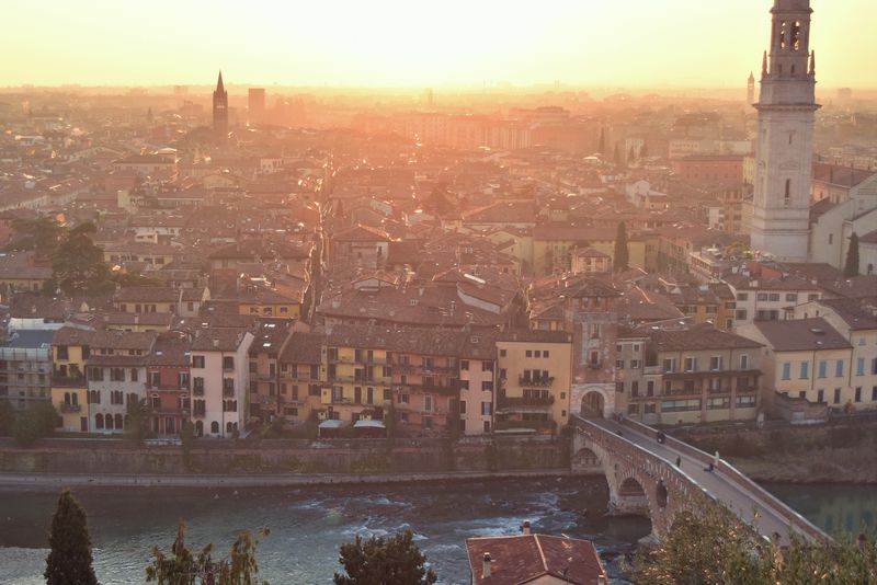 ヴェローナの城跡からイタリア屈指の古都と川と夕陽を望む | イタリア | トラベルjp 旅行ガイド