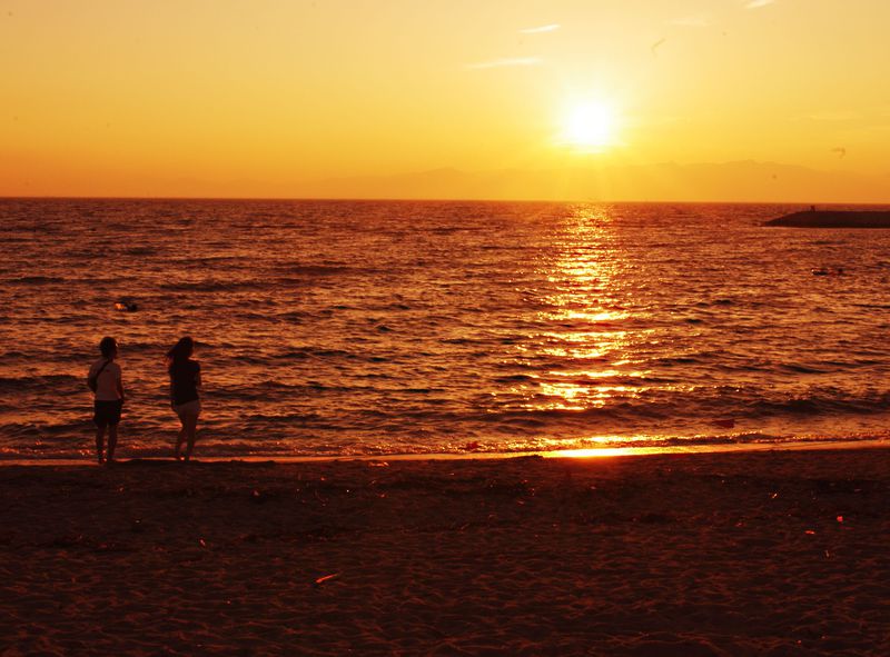 オレンジ色の夕陽に包まれる 愛知 りんくうビーチ は潮の香り漂う 夕陽の 穴場 絶景スポット 愛知県 Lineトラベルjp 旅行ガイド