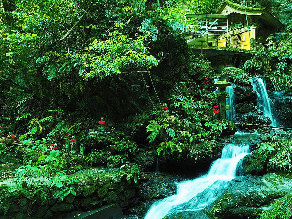 静岡の森に息づくジブリ 丸子 大鈩不動尊 の幻想光景が美しい 静岡県 Lineトラベルjp 旅行ガイド