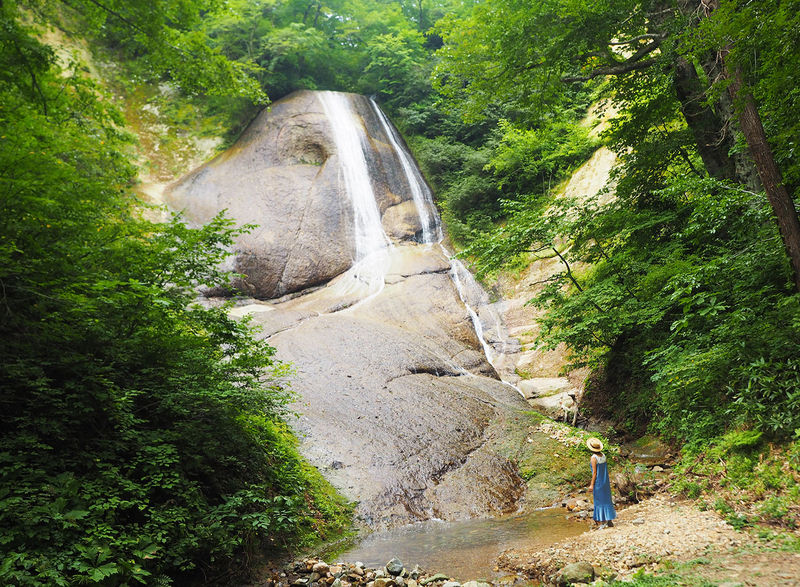滝にスヌーピーがいた 可愛い名瀑 みろくの滝 で青森 田子町観光 青森県 Lineトラベルjp 旅行ガイド