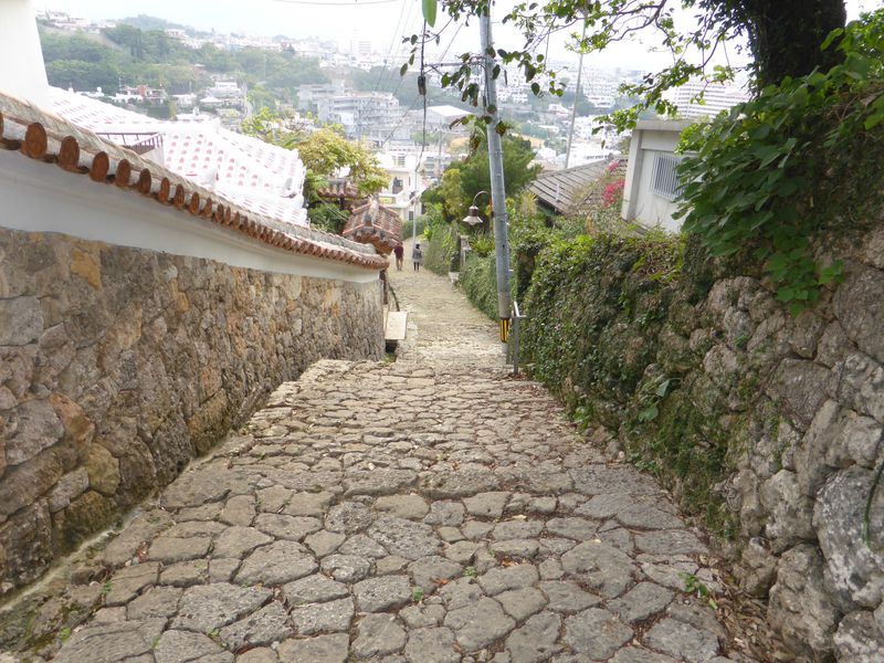 那覇市「金城町石畳」はパワースポットと16世紀へと続く道 | 沖縄県