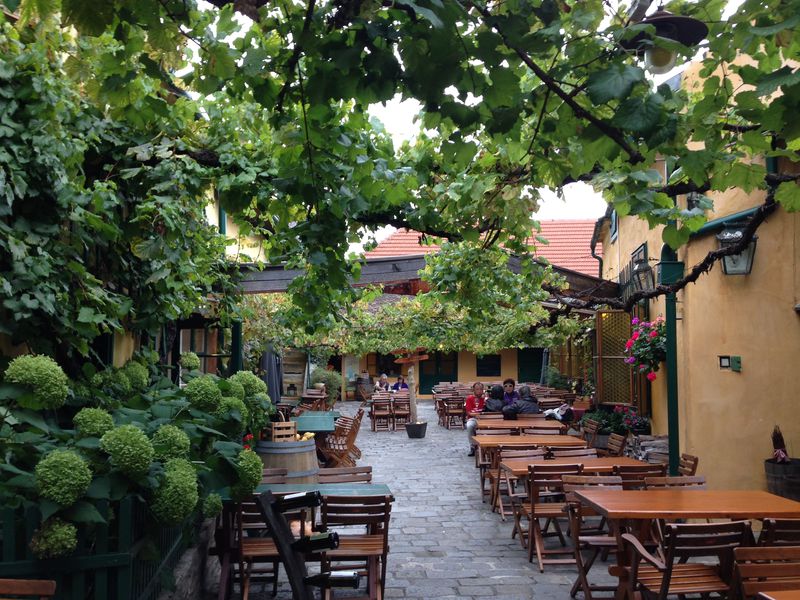 伝統スタイルの ホイリゲ とは 東オーストリアのワイン酒場を楽しむ オーストリア Lineトラベルjp 旅行ガイド