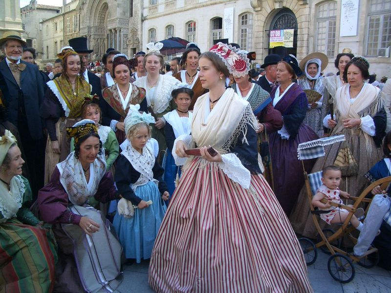 アルルの女も男も子供も伝統衣装で大集合 衣装祭 はプロヴァンス随一の祭り フランス Lineトラベルjp 旅行ガイド