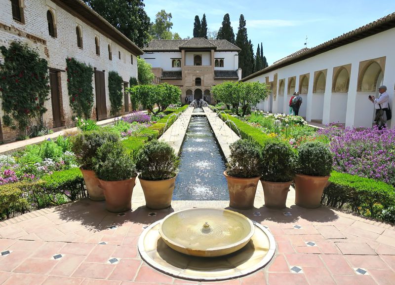 花咲き乱れる癒しの庭園 アルハンブラの離宮 ヘネラリフェ スペイン Lineトラベルjp 旅行ガイド