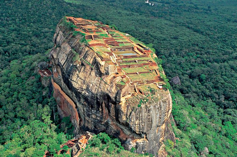 空中宮殿 スリランカの壮大な世界遺産 シーギリヤロック に登る スリランカ Lineトラベルjp 旅行ガイド