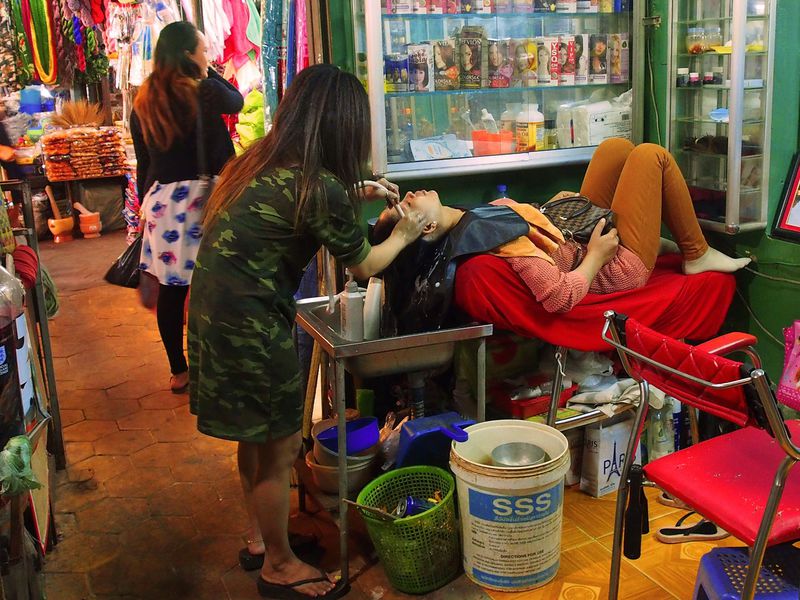 最狭シャンプー体験も オールドマーケットはシェムリアップ市内観光の目玉 カンボジア Lineトラベルjp 旅行ガイド