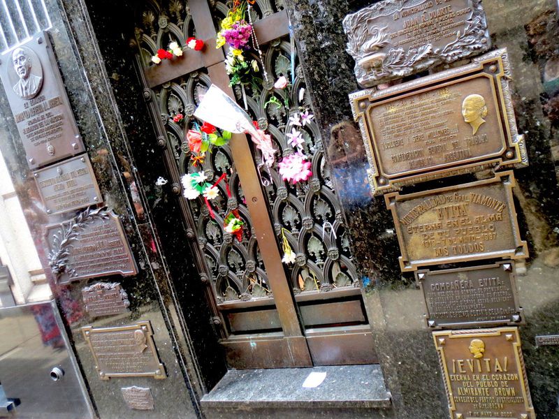 波瀾万丈 アルゼンチンの聖女 エビータ の人生に触れる墓地 アルゼンチン Lineトラベルjp 旅行ガイド