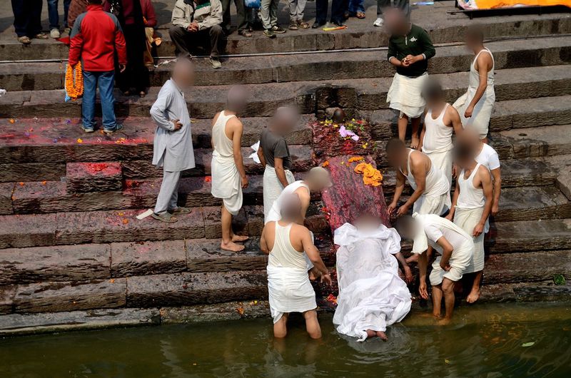 遺体 ガンジス 川 インド当局、聖なるガンジス川へ遺体を流すことを直ちにやめるよう求める