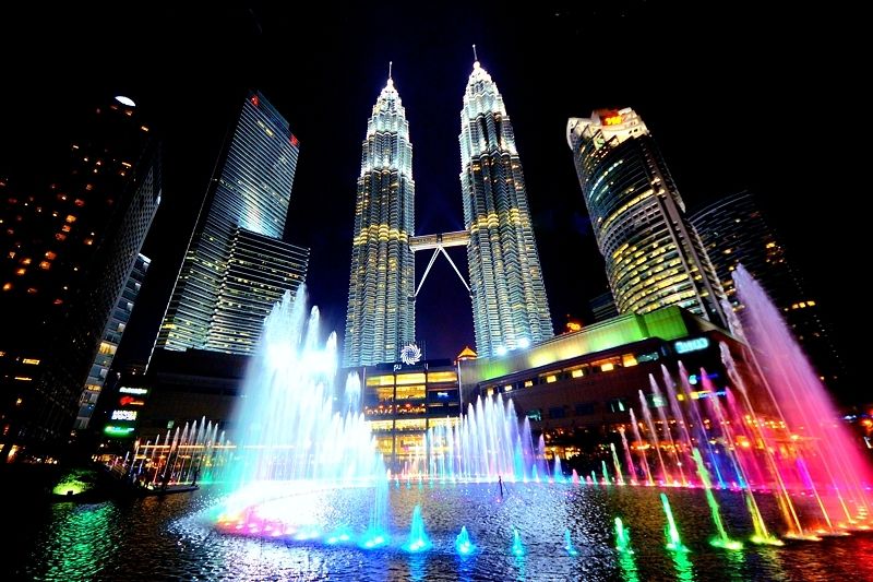 高さ世界一 マレーシアが誇るペトロナスツインタワーは昼も夜景も美しすぎる マレーシア Lineトラベルjp 旅行ガイド