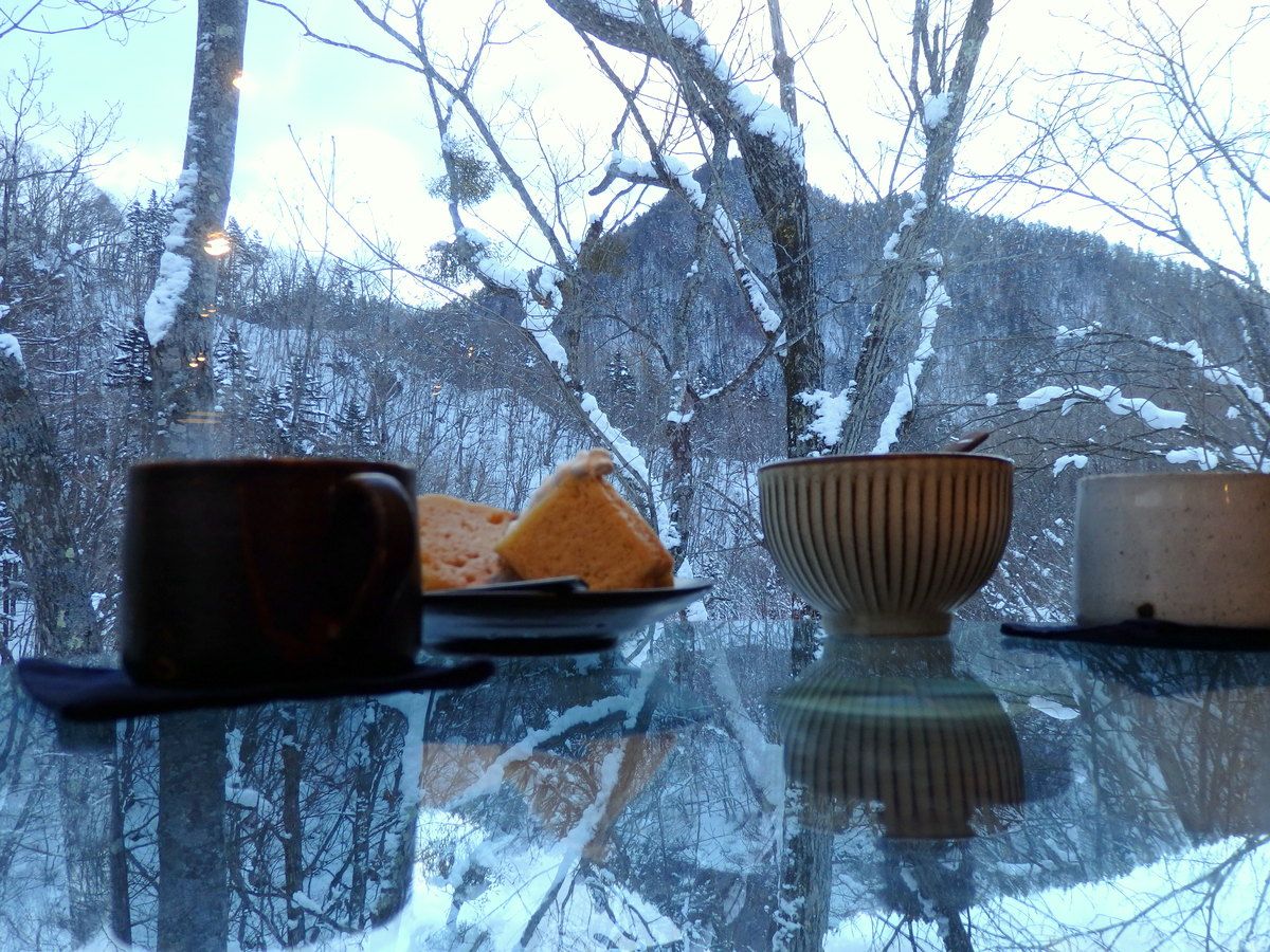 雪景色に浮かぶスイーツ 北海道 定山渓 カフェ崖の上 の冬絶景って 北海道 Lineトラベルjp 旅行ガイド