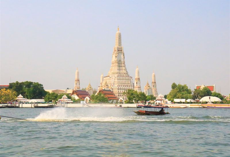 渡し船で行くタイ バンコクの寺院 ワットアルンが白すぎる タイ Lineトラベルjp 旅行ガイド