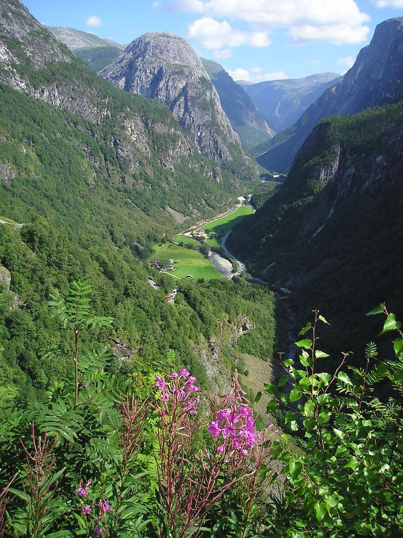 ヨーロッパ本土で最長 最深のソグネフィヨルド ノルウェーの代表的観光地 ノルウェー Lineトラベルjp 旅行ガイド