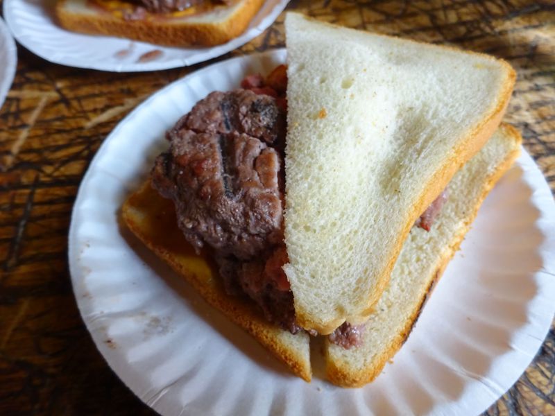 元祖ハンバーガーを食べよう コネチカット州 ルイスランチ アメリカ Lineトラベルjp 旅行ガイド