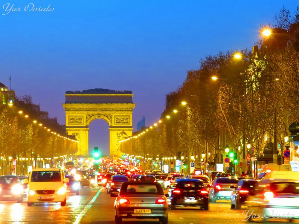 これぞパリ】凱旋門の写真スポットとシャンゼリゼ通りの激旨クロワッサンをご紹介！【パリ観光前編】 けんたのぶろぐ | シャンゼリゼ通りと夜の凱旋