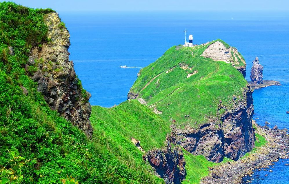 あまりに絶景！北海道「神威岬」壮大な積丹ブルーと緑の世界 | 北海道