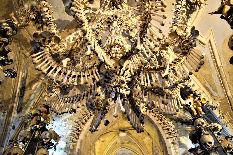 プラハから1時間 骸骨と大聖堂の街 クトナー ホラ で街歩き チェコ Lineトラベルjp 旅行ガイド