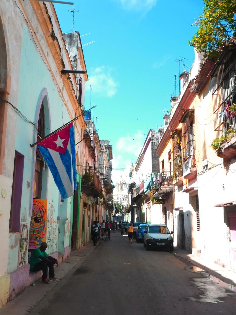 絵葉書のような世界で絶景さんぽ キューバ オールドハバナ地区 キューバ Lineトラベルjp 旅行ガイド