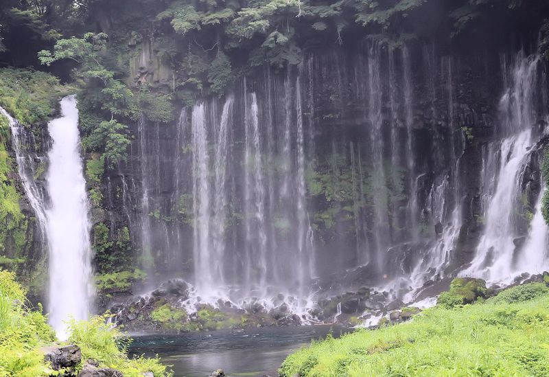 絹糸を引く様な景観！優しく流れる富士宮「白糸の滝」 | 静岡県 | トラベルjp 旅行ガイド