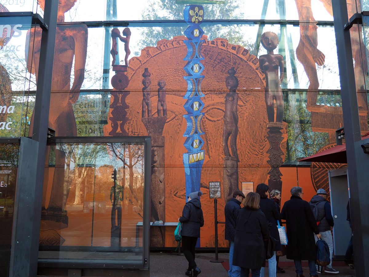 エッフェル塔とエスニック美術が並ぶパリのケ ブランリー美術館 フランス Lineトラベルjp 旅行ガイド