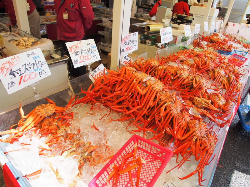 ズワイガニが100円から 魚介類の宝庫 寺泊 魚のアメ横 は食べ歩きが楽しい 新潟県 Lineトラベルjp 旅行ガイド
