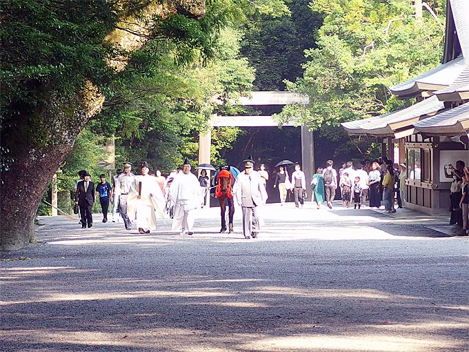 神馬も神様に参拝 伊勢神宮内宮 早朝の 朔日参り の特別感とは 三重県 Lineトラベルjp 旅行ガイド