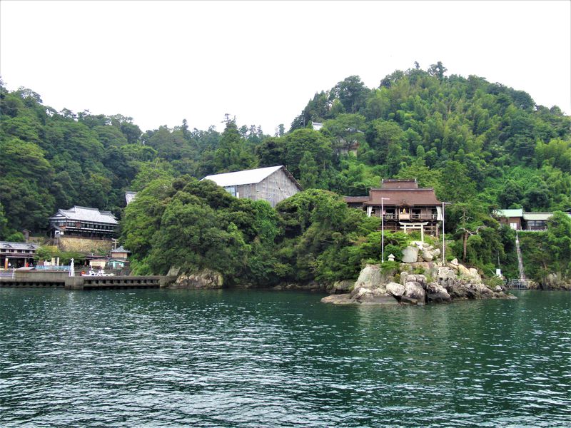 琵琶湖の絶景を楽しもう！滋賀県・竹生島クルーズ（長浜航路） | 滋賀県 | トラベルjp 旅行ガイド