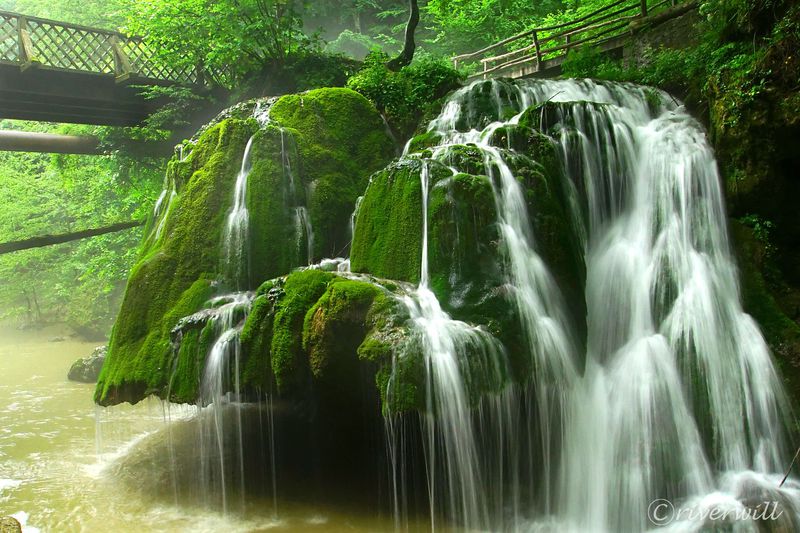 ルーマニアの奇跡の滝 巨大苔帽子の ビガーの滝 ルーマニア Lineトラベルjp 旅行ガイド