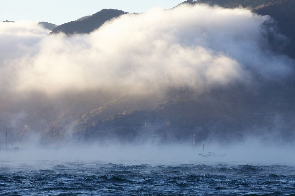 伊予長浜の冬の風物詩『肱川あらし』。世界的にも珍しい“神秘的な局地風”を見るのはいかが？