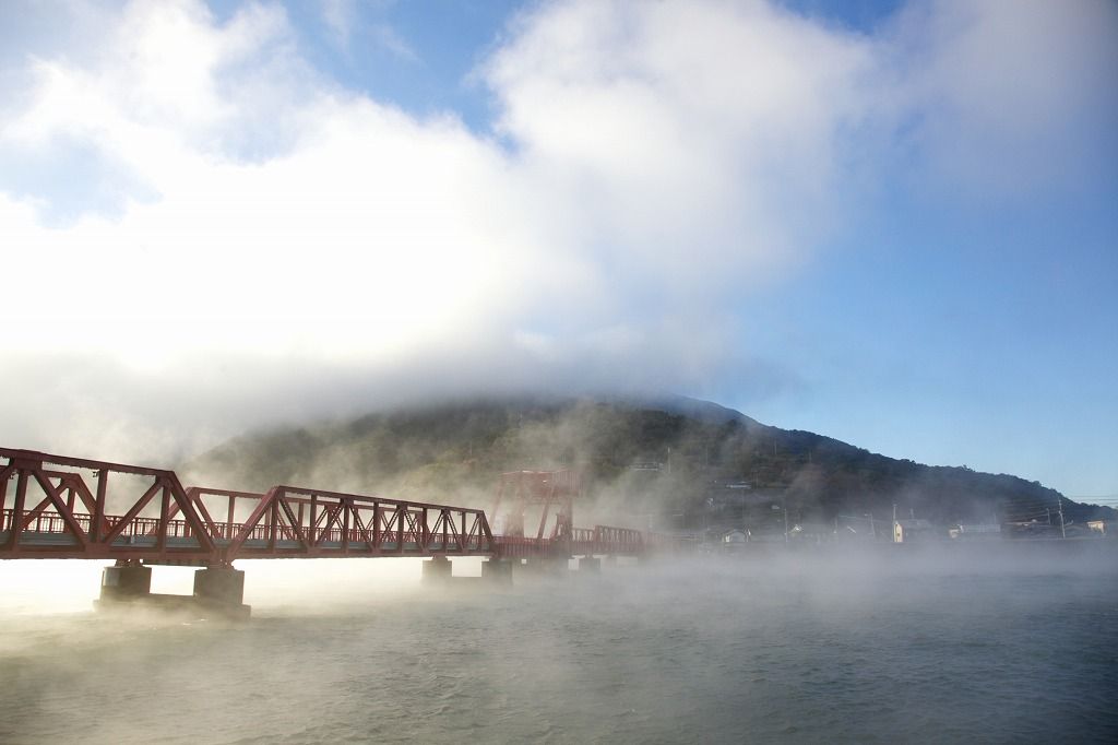 通称「赤橋」。日本最古の道路稼働橋で見る「肱川あらし」。