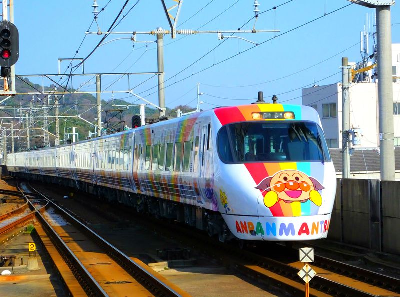 乗ろうよ四国へ！わくわくドキドキ「新型アンパンマン列車」