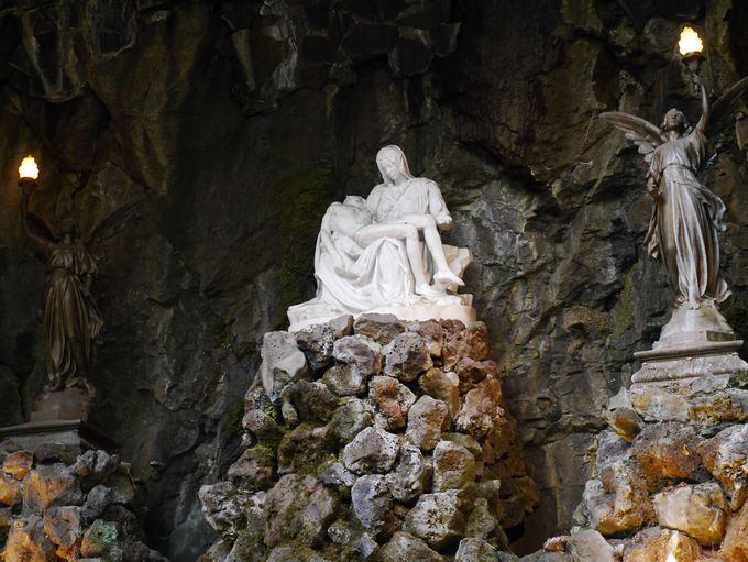 神聖な祈り 洞穴に聖母マリア像 ザ グロット 全米聖母教会 アメリカ Lineトラベルjp 旅行ガイド