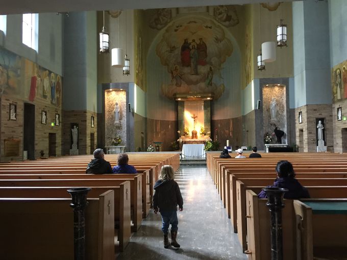 神聖な祈り 洞穴に聖母マリア像 ザ グロット 全米聖母教会 アメリカ トラベルjp 旅行ガイド