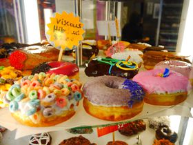 �|�[�g�����h���I�P�x�͐H�ׂ����|�b�v�ȁu�u�[�h�D�h�[�i�c�iVoodoo Doughnut�j�v�̋L���T���l�C��
