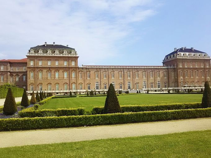 80haの広大なイタリア式庭園を持つヴェナリア宮殿。その先にはアルプスが見える！