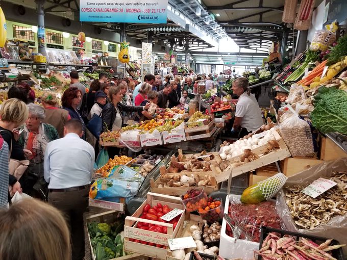食の宝庫、アルビネッリ市場は朝から大賑わい！