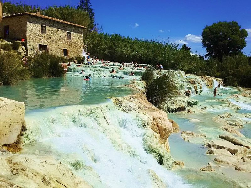 ゆかりの村も散策！トスカーナの天然温泉「サトゥルニア」でくつろぎ旅