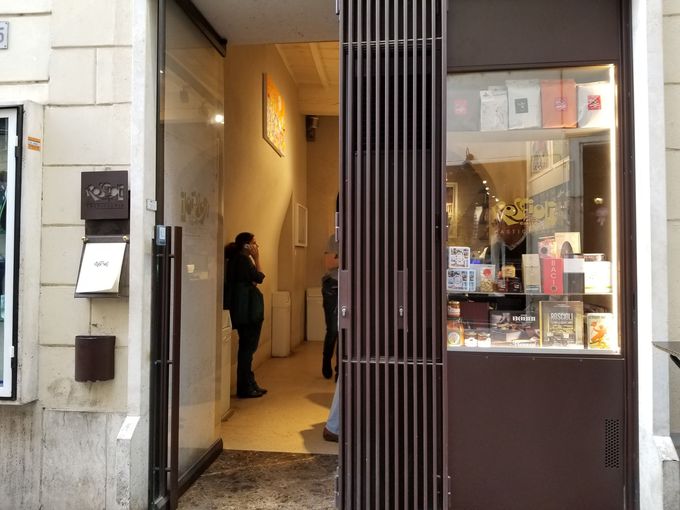 ���[�}���q����D���}���g�b�c�H�I�u���b�V���[���E�J�t�F�v�Ŗ��키