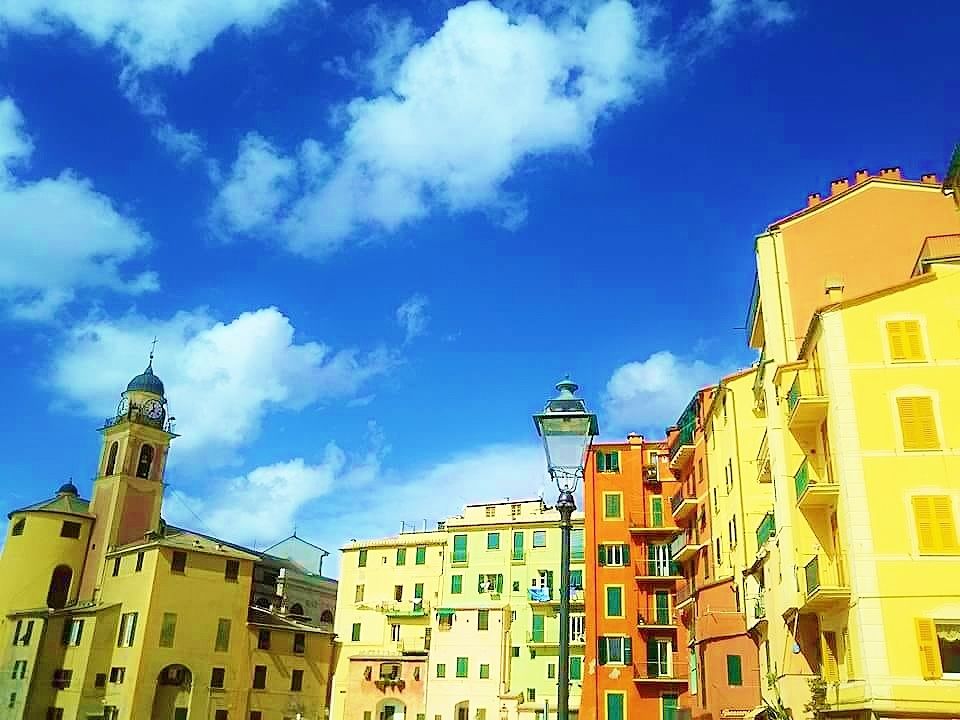 ジェノヴァから好アクセス！北イタリアの港町「カモーリ」でリヴィエラの青に出合う