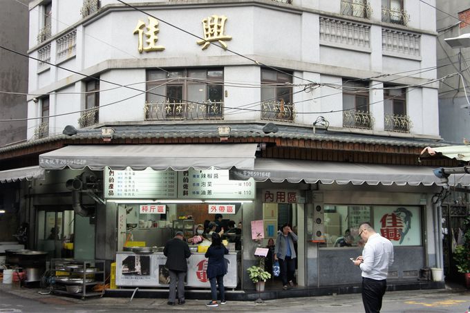 5.食感が癖になる!?「佳興魚丸店」の台湾つみれ麺
