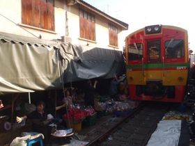 バンコク・朝の市場巡りはツアーが便利！線路市場や水上マーケットも