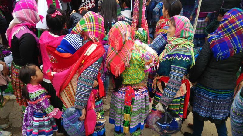 民族衣装の華が咲く！ベトナム北部秘境「バックハーの日曜市」