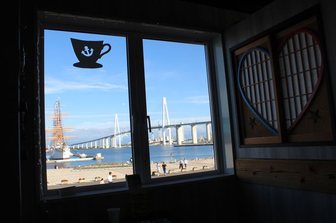 懐かしの喫茶「貴婦人館」では新湊大橋を窓から眺める！