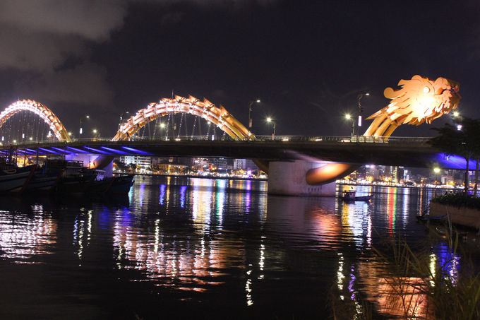 ロン橋は夜のライトアップと週末のイベントを！